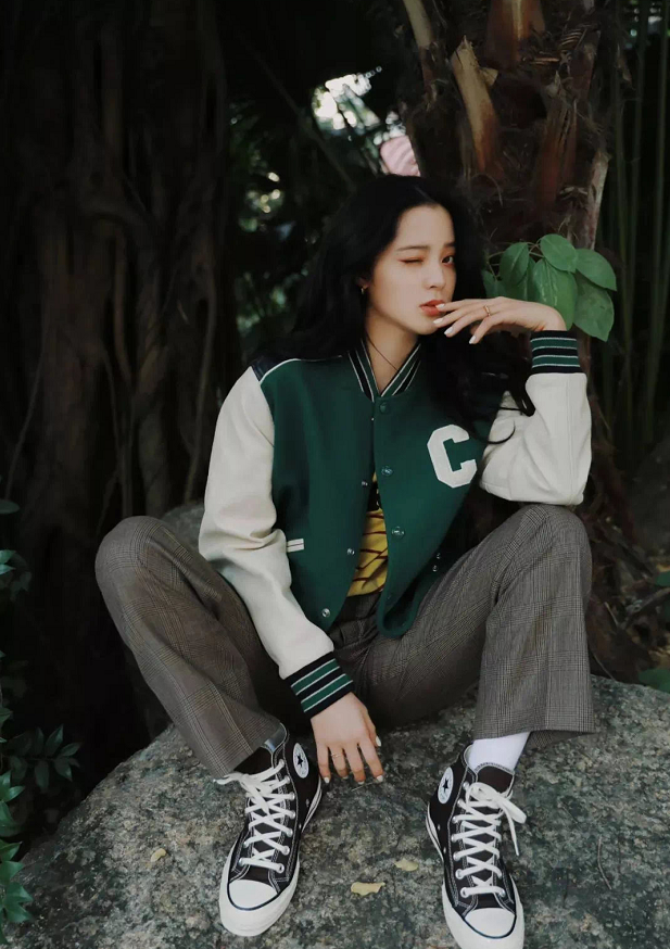 欧阳娜娜终于回台北了，穿男友装走机场，拿着<a href=