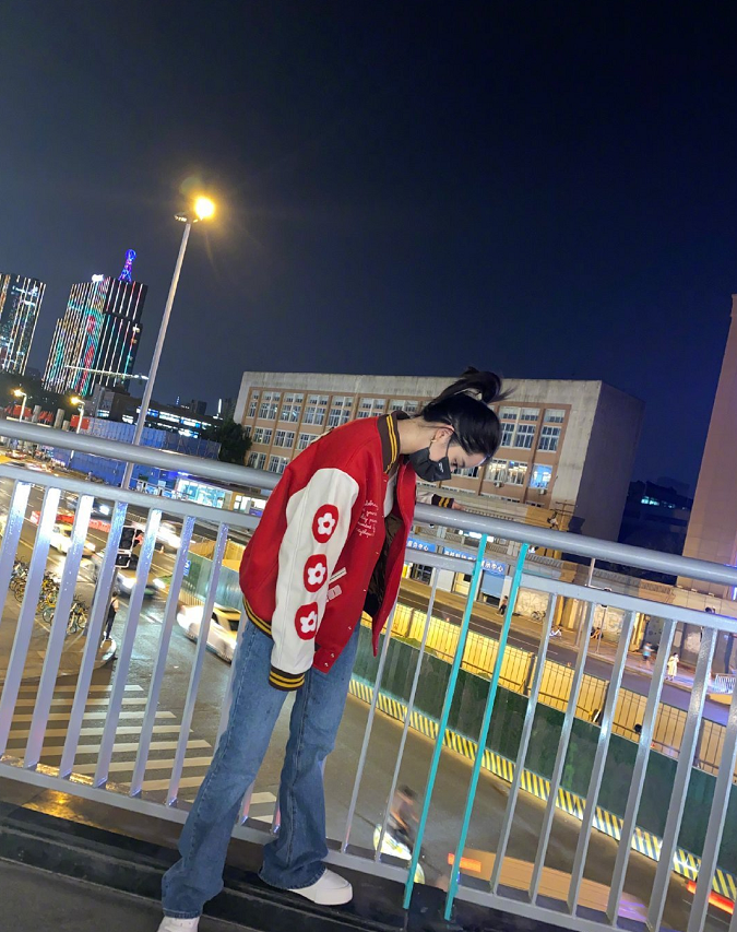 欧阳娜娜终于回台北了，穿男友装走机场，拿着<a href=