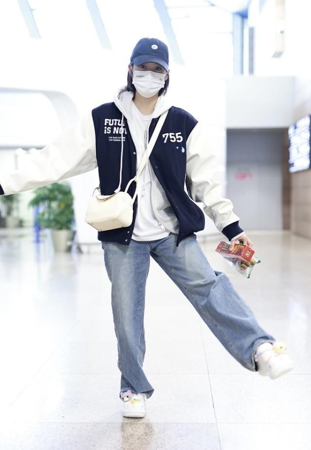 欧阳娜娜终于回台北了，穿男友装走机场，拿着<a href=