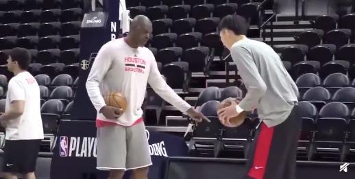 太炸了！19分钟18分9板！周琦扣傻澳洲球队！哈登等他回NBA