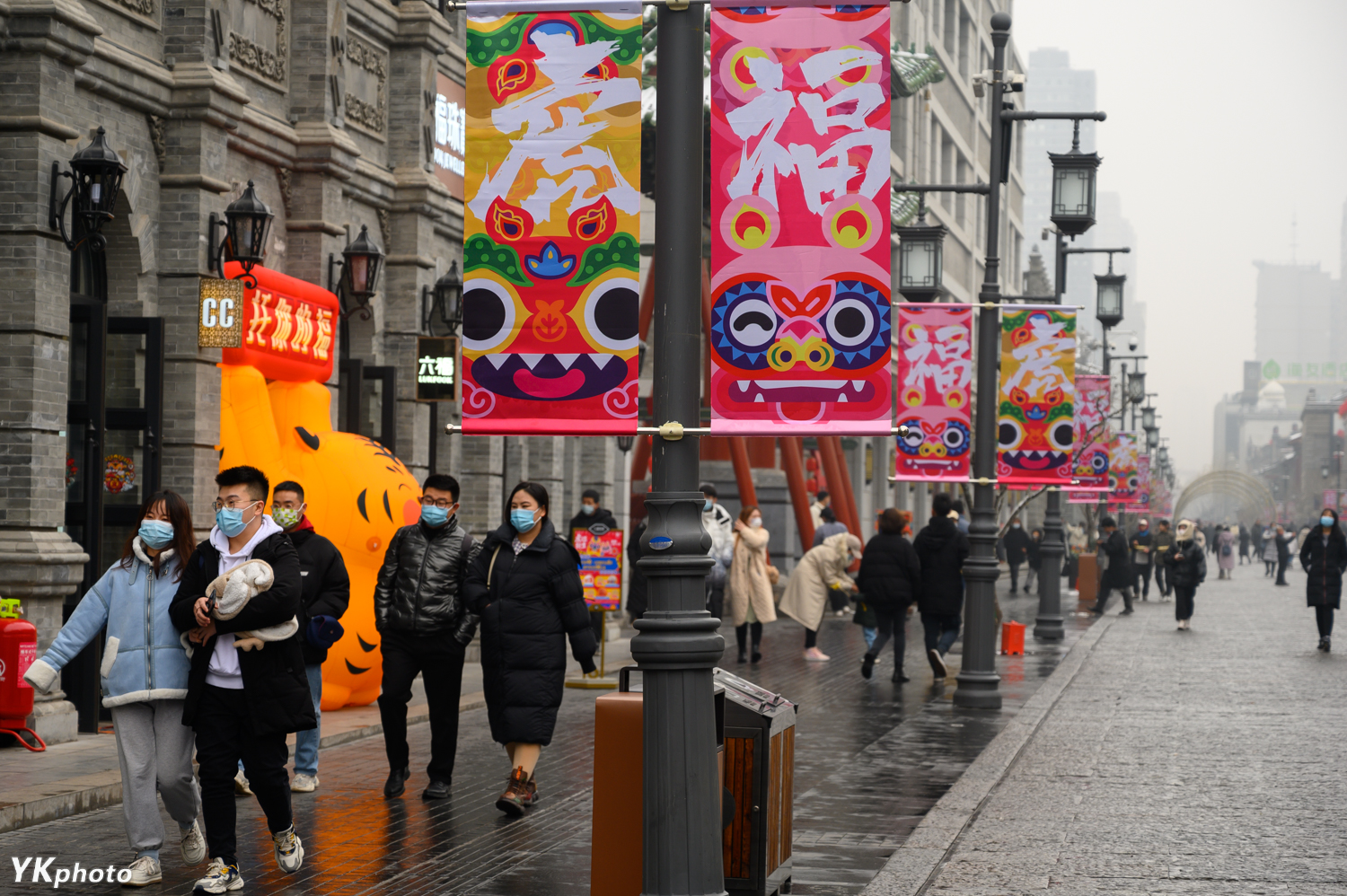 春节临近太原千年古街钟楼街年味渐浓到处充满虎年元素