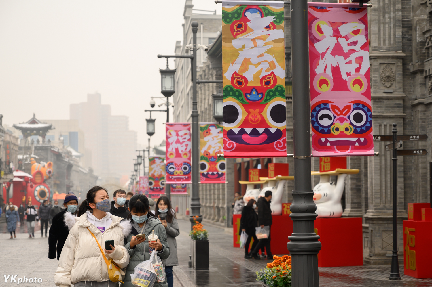 春节临近太原千年古街钟楼街年味渐浓到处充满虎年元素