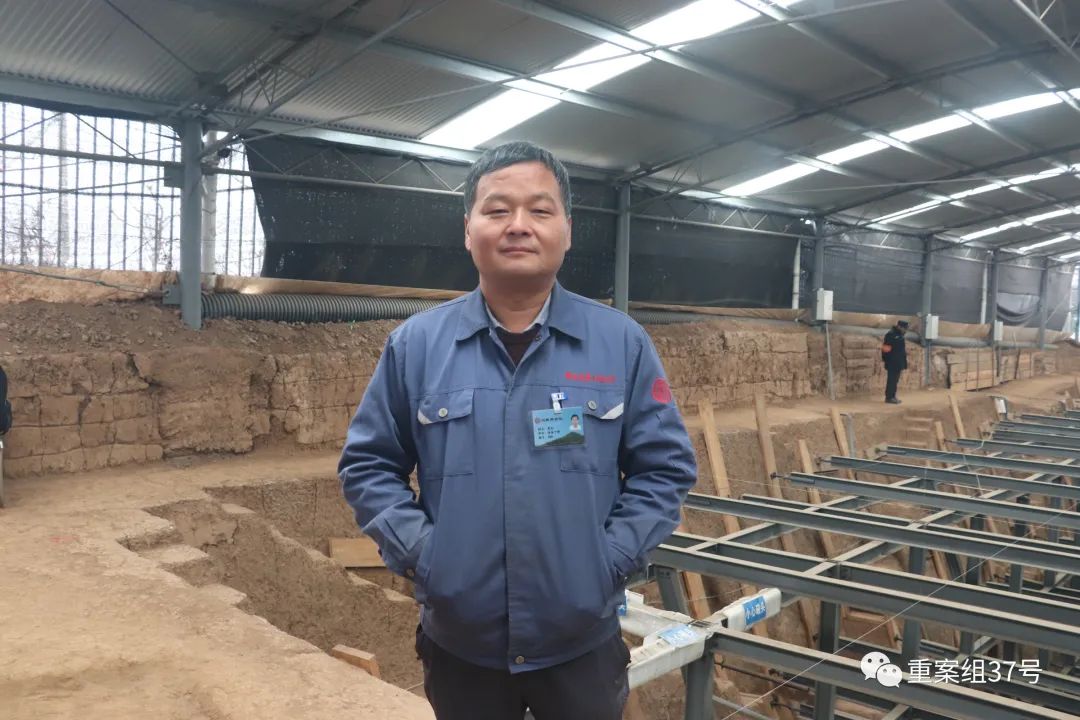 汉陵考古队副队长曹龙在外藏坑挖掘现场。新京报记者 吴采倩 摄