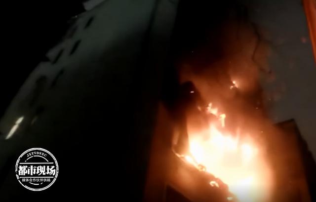 男子与女友争吵,竟冲动点燃煤气罐!76岁老邻居冲入火场救人休闲区蓝鸢梦想 - Www.slyday.coM 男子与女友争吵,竟冲动点燃煤气罐!76岁老邻居冲入火场救人休闲区蓝鸢梦想 - Www.slyday.coM