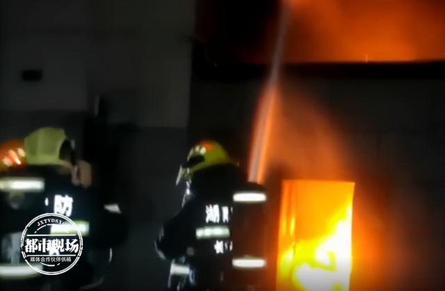 男子与女友争吵,竟冲动点燃煤气罐!76岁老邻居冲入火场救人休闲区蓝鸢梦想 - Www.slyday.coM 男子与女友争吵,竟冲动点燃煤气罐!76岁老邻居冲入火场救人休闲区蓝鸢梦想 - Www.slyday.coM