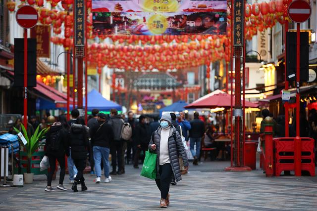 当地时间2022年1月23日,英国伦敦,伦敦唐人街的的工人们正在安装红