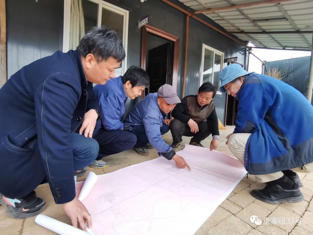 2020年10月，考古人员在研究江村大墓15号外藏坑发掘方案。受访者供图