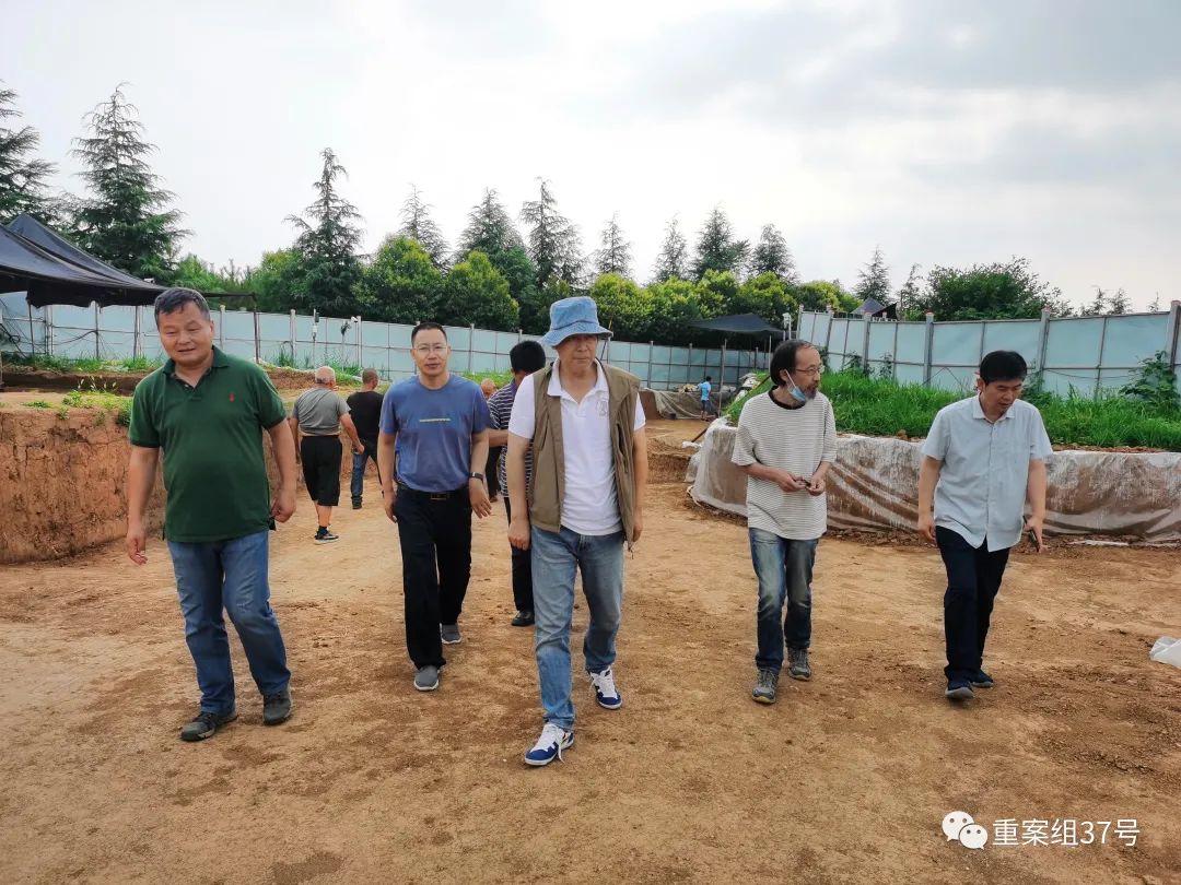 2021年6月，考古人员在南陵小型外藏坑发掘现场，从左至右为：曹龙、张翔宇、焦南峰、王占奎、马永嬴。受访者供图