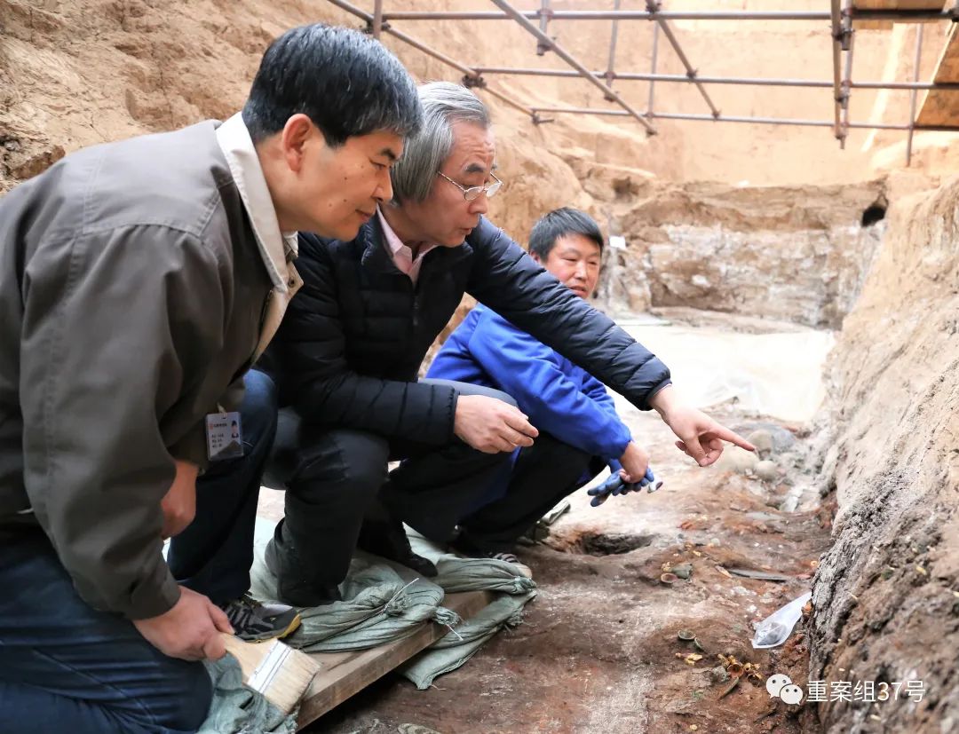 马永嬴（左一）和焦南峰（左二）在研究南陵1号外藏坑金银器清理方案。图片来源：陕西省考古研究院