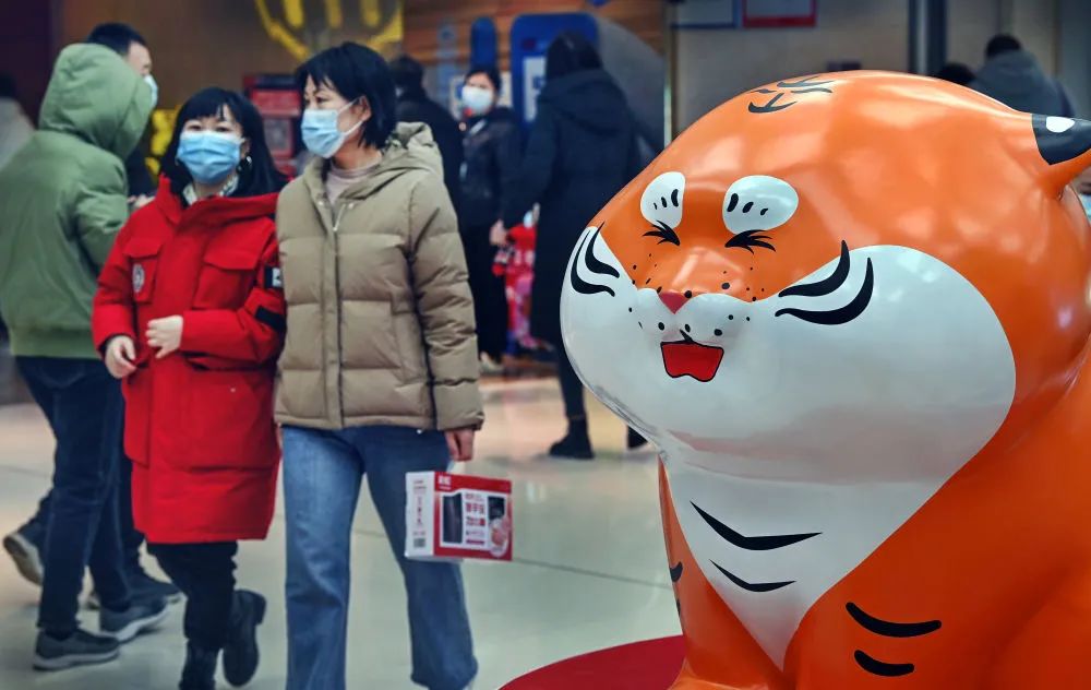 1月23日，市民在西安一家大型商场逛街。新华社记者 陶明 摄