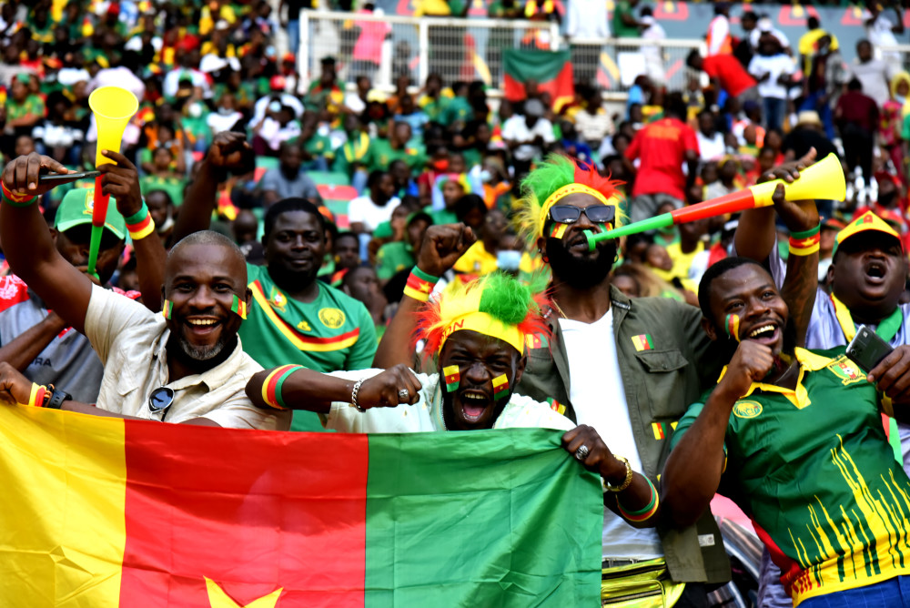 1月9日，现场球迷在揭幕战前为喀麦隆队加油。 新华社 发（科普索 摄）
