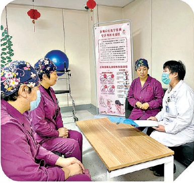  刘英才代表(右一)与妇产科医护人员交流