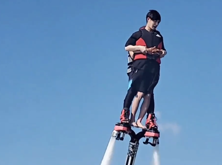 童锦程模仿泰坦尼克号的经典动作，张开双臂，可惜背后是个男人休闲区蓝鸢梦想 - Www.slyday.coM