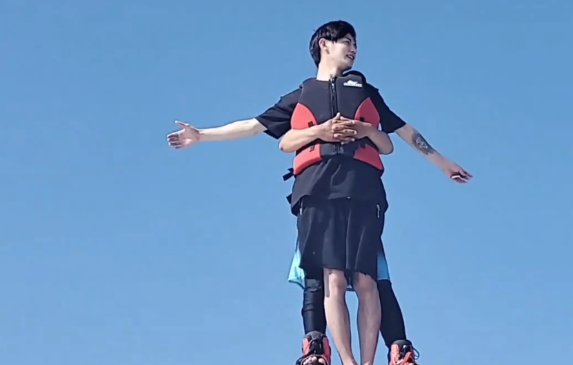 童锦程模仿泰坦尼克号的经典动作，张开双臂，可惜背后是个男人休闲区蓝鸢梦想 - Www.slyday.coM
