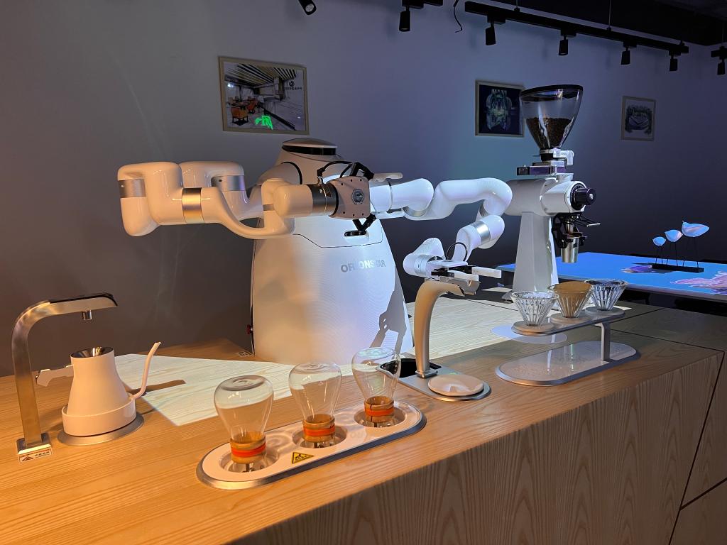  图为智咖大师机器人正在做咖啡。新华社记者 马姝瑞 摄