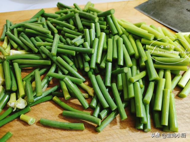 年夜饭上的一道抢手菜,一把蒜苔,一块腊肉,好吃不腻,年味十足休闲区蓝鸢梦想 - Www.slyday.coM 年夜饭上的一道抢手菜,一把蒜苔,一块腊肉,好吃不腻,年味十足休闲区蓝鸢梦想 - Www.slyday.coM