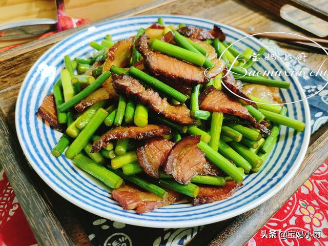 年夜饭上的一道抢手菜,一把蒜苔,一块腊肉,好吃不腻,年味十足休闲区蓝鸢梦想 - Www.slyday.coM 年夜饭上的一道抢手菜,一把蒜苔,一块腊肉,好吃不腻,年味十足休闲区蓝鸢梦想 - Www.slyday.coM