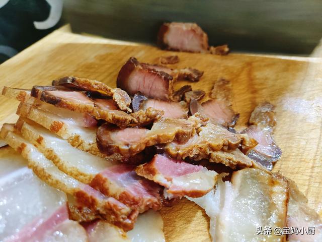 年夜饭上的一道抢手菜,一把蒜苔,一块腊肉,好吃不腻,年味十足休闲区蓝鸢梦想 - Www.slyday.coM 年夜饭上的一道抢手菜,一把蒜苔,一块腊肉,好吃不腻,年味十足休闲区蓝鸢梦想 - Www.slyday.coM