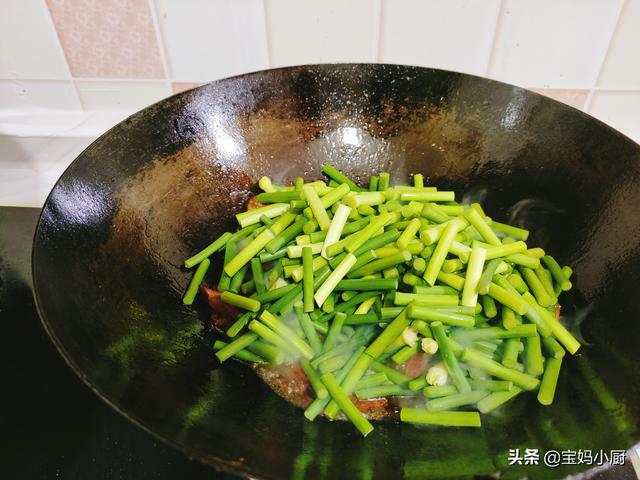年夜饭上的一道抢手菜,一把蒜苔,一块腊肉,好吃不腻,年味十足休闲区蓝鸢梦想 - Www.slyday.coM 年夜饭上的一道抢手菜,一把蒜苔,一块腊肉,好吃不腻,年味十足休闲区蓝鸢梦想 - Www.slyday.coM