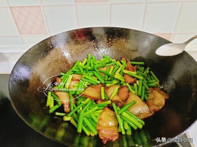 年夜饭上的一道抢手菜,一把蒜苔,一块腊肉,好吃不腻,年味十足休闲区蓝鸢梦想 - Www.slyday.coM 年夜饭上的一道抢手菜,一把蒜苔,一块腊肉,好吃不腻,年味十足休闲区蓝鸢梦想 - Www.slyday.coM