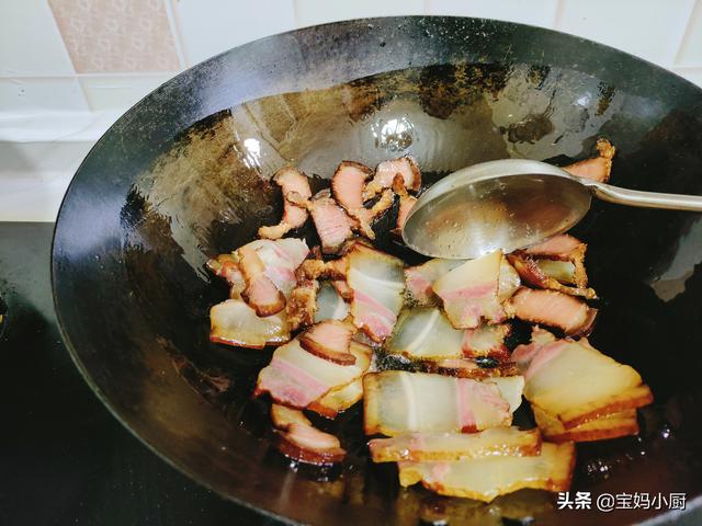 年夜饭上的一道抢手菜,一把蒜苔,一块腊肉,好吃不腻,年味十足休闲区蓝鸢梦想 - Www.slyday.coM 年夜饭上的一道抢手菜,一把蒜苔,一块腊肉,好吃不腻,年味十足休闲区蓝鸢梦想 - Www.slyday.coM