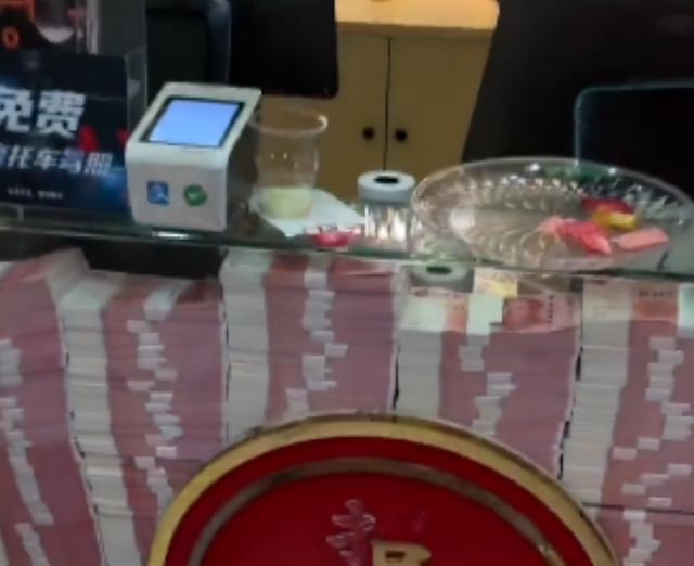 餐厅柜台摆放1400万现金,玻璃都是防弹的?真相来了休闲区蓝鸢梦想 - Www.slyday.coM 餐厅柜台摆放1400万现金,玻璃都是防弹的?真相来了休闲区蓝鸢梦想 - Www.slyday.coM