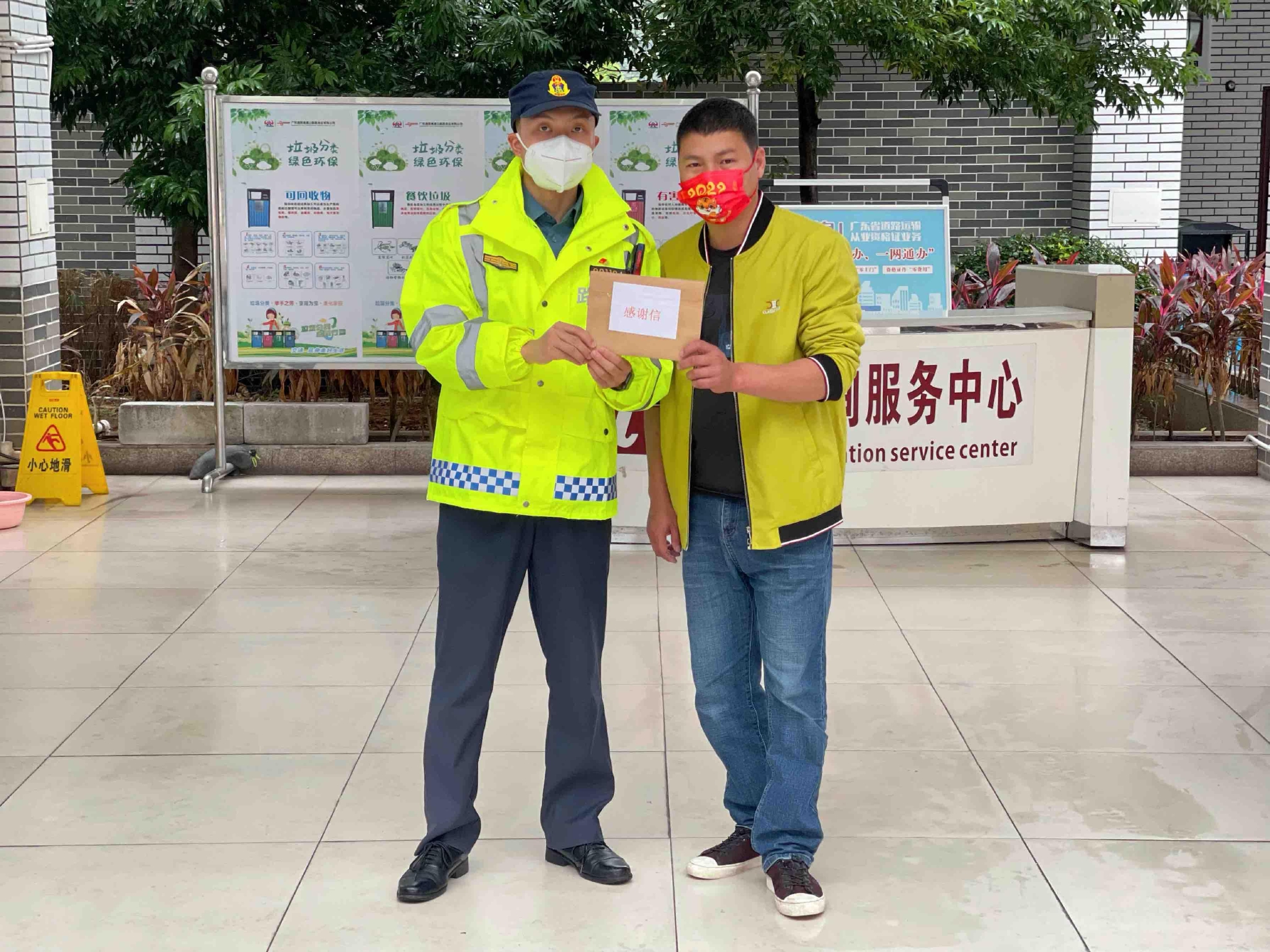 揭阳:男子高速路上突发急性肠胃炎,路政车秒变“救护车”急送医休闲区蓝鸢梦想 - Www.slyday.coM 揭阳:男子高速路上突发急性肠胃炎,路政车秒变“救护车”急送医休闲区蓝鸢梦想 - Www.slyday.coM