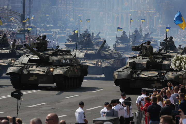 ▲2021年8月24日，在乌克兰首都基辅，坦克在阅兵式上列队行进。当日，乌克兰在首都基辅举行阅兵，庆祝独立30周年。新华社发（谢尔盖·斯塔拉斯坚科 摄）