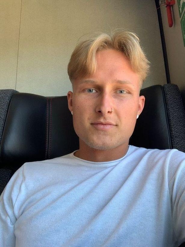 美25岁男子晒纹身前后对比照,承认纹身很痛就像被金属刷刮过一样休闲区蓝鸢梦想 - Www.slyday.coM 美25岁男子晒纹身前后对比照,承认纹身很痛就像被金属刷刮过一样休闲区蓝鸢梦想 - Www.slyday.coM