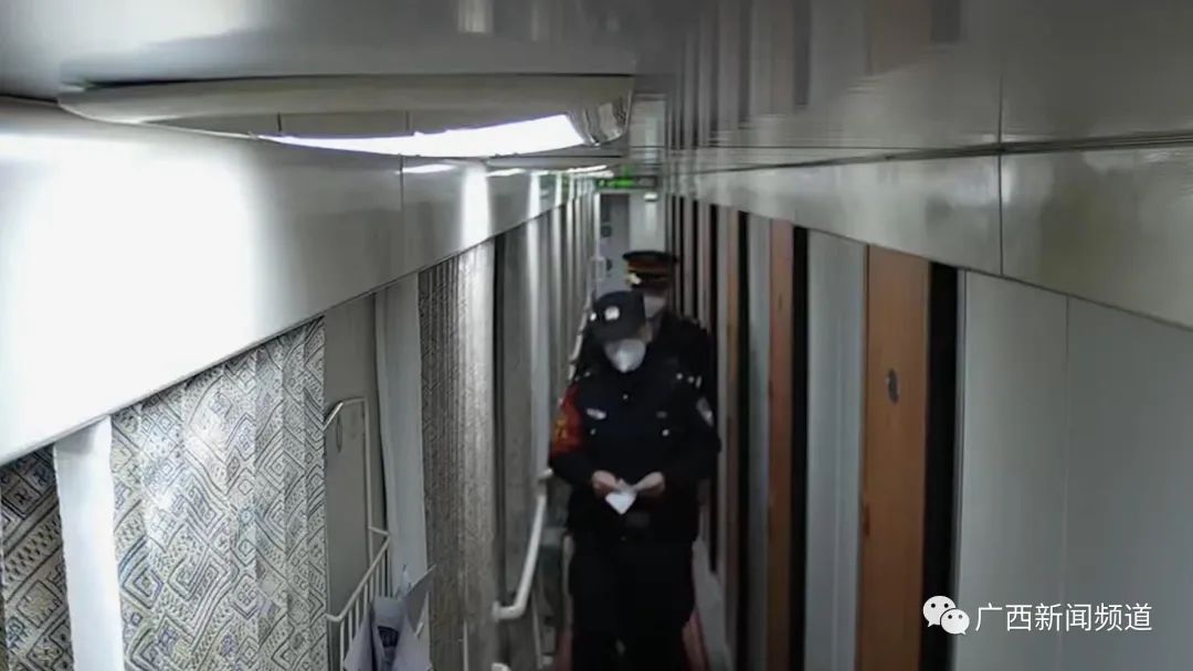 咦惹!男子在卧铺车厢向女乘客“索吻”,被行政拘留5日休闲区蓝鸢梦想 - Www.slyday.coM 咦惹!男子在卧铺车厢向女乘客“索吻”,被行政拘留5日休闲区蓝鸢梦想 - Www.slyday.coM