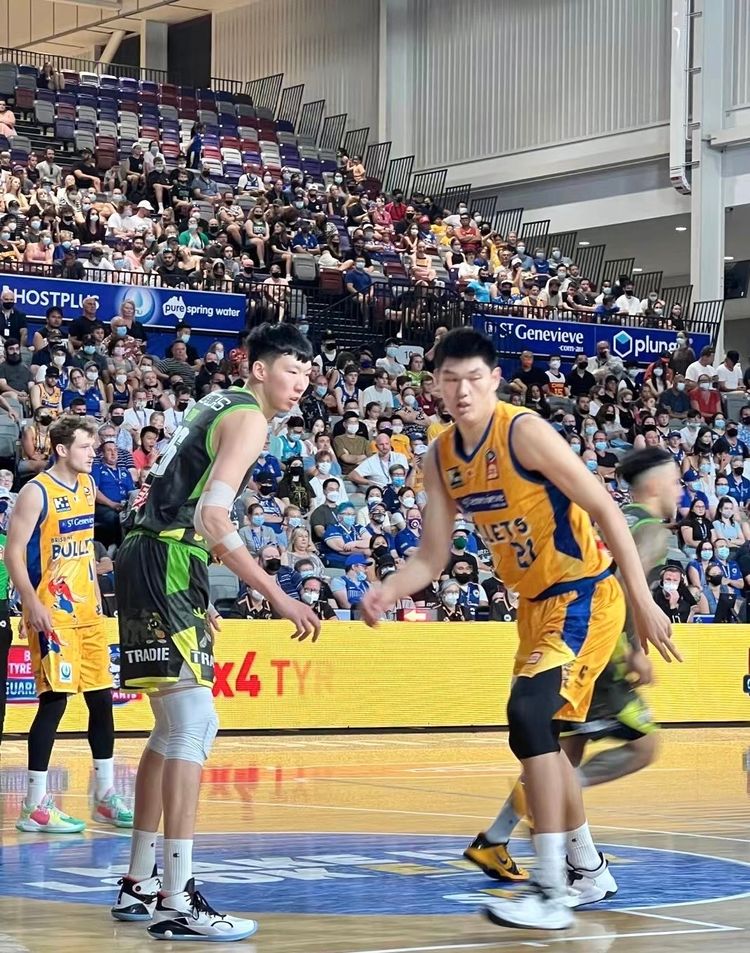 篮坛喜讯！2米22小姚明澳洲打球10分5板，球迷：打完周琦就自信
