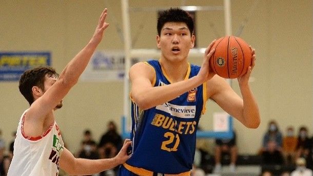 篮坛喜讯！2米22小姚明澳洲打球10分5板，球迷：打完周琦就自信