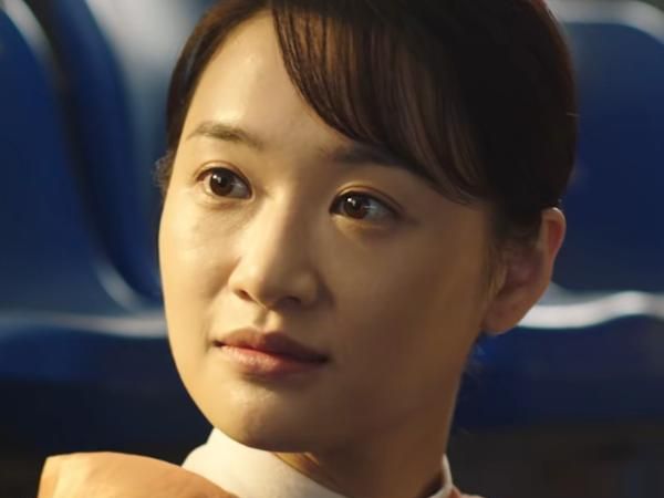 还有陈雨贤,她饰演的罗竹君,从最开始的高冷孤傲不合群,到后面被身边