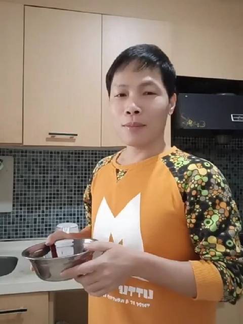 贤淑小哥多喝水身体好
