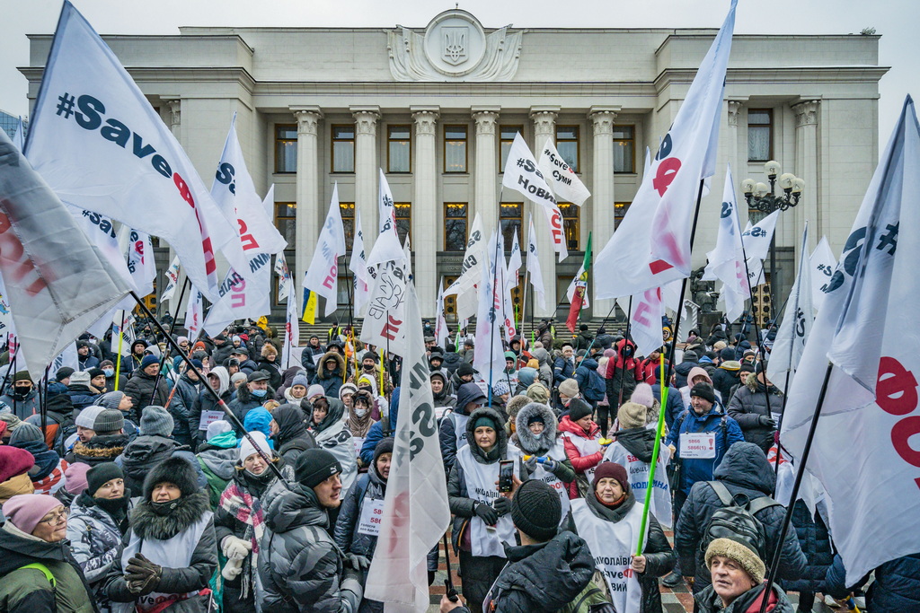 当地时间2022年1月25日，乌克兰基辅，乌克兰首都基辅议会大厦外发生混乱。大批抗议者挥舞旗帜，试图闯入大楼，并与警方发生激烈对峙。  人民视觉 图