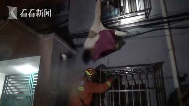 失足掉落!女子深夜吊挂2楼窗台 蓝朋友出手了休闲区蓝鸢梦想 - Www.slyday.coM 失足掉落!女子深夜吊挂2楼窗台 蓝朋友出手了休闲区蓝鸢梦想 - Www.slyday.coM