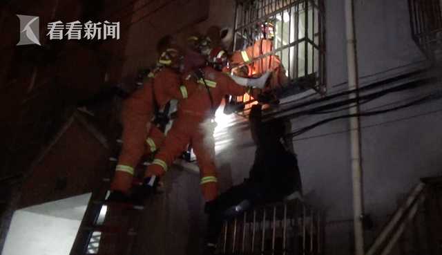 失足掉落!女子深夜吊挂2楼窗台 蓝朋友出手了休闲区蓝鸢梦想 - Www.slyday.coM 失足掉落!女子深夜吊挂2楼窗台 蓝朋友出手了休闲区蓝鸢梦想 - Www.slyday.coM