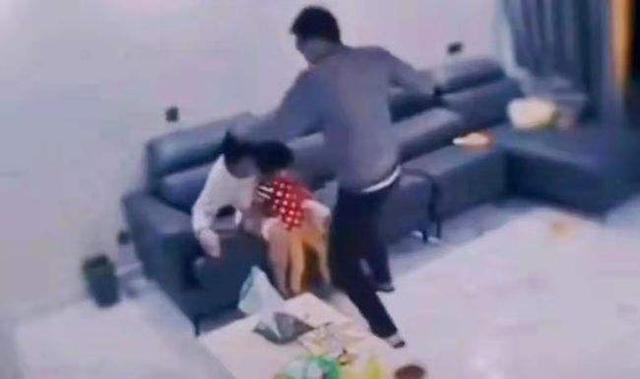 某公司高管当着孩子面家暴妻子引热议,妻子护着孩子:宝宝不要怕休闲区蓝鸢梦想 - Www.slyday.coM 某公司高管当着孩子面家暴妻子引热议,妻子护着孩子:宝宝不要怕休闲区蓝鸢梦想 - Www.slyday.coM