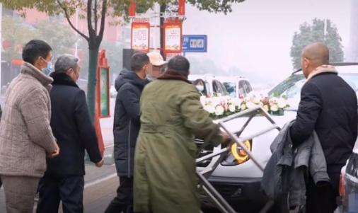 钢架拦婚车强索红包,如此“讨喜”伤风败俗还违法休闲区蓝鸢梦想 - Www.slyday.coM 钢架拦婚车强索红包,如此“讨喜”伤风败俗还违法休闲区蓝鸢梦想 - Www.slyday.coM