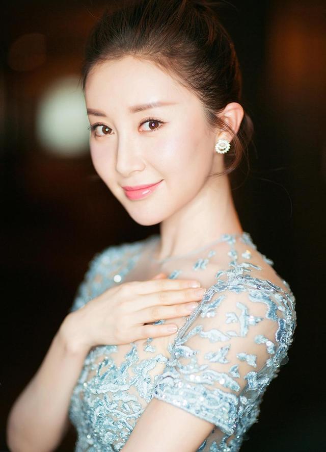 舒畅自曝留杭州过年,逛路边平价小摊无人识,买10元零嘴讨价还价|舒畅