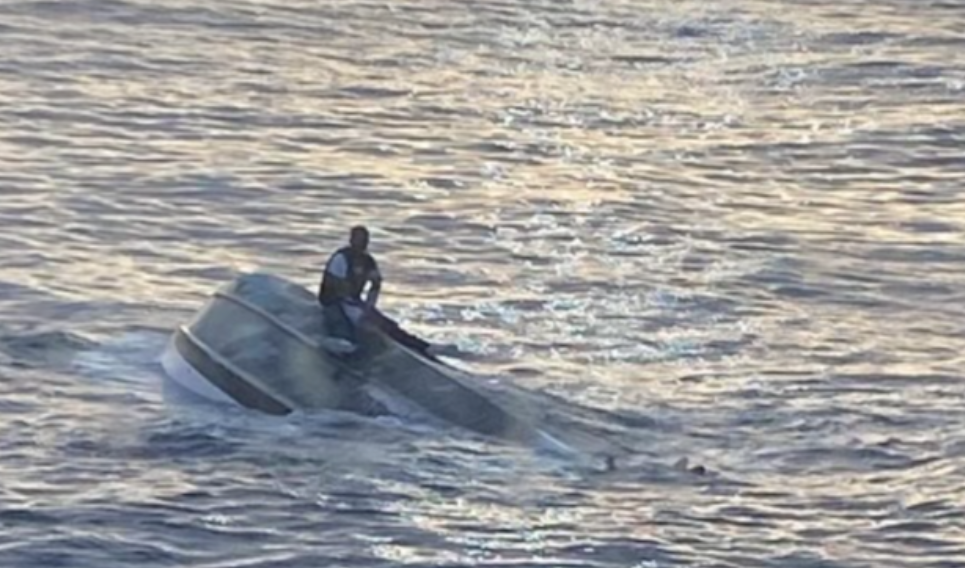 1月25日，一艘船倾覆后，救援人员在佛罗里达州海岸附近水域进行搜索。图源美媒