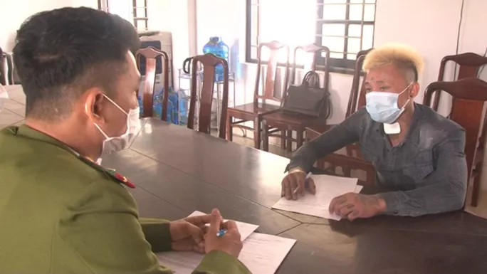 越南一男子殴打完女友后还不解气,竟泼汽油烧女友