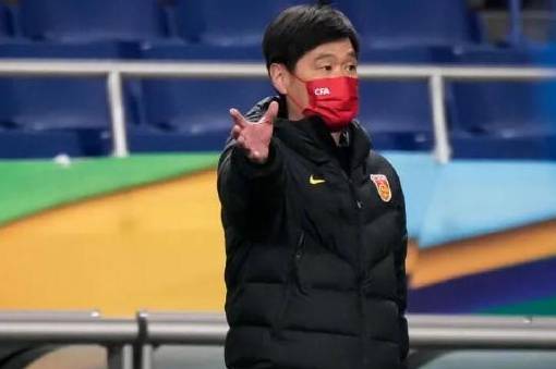 国足毫无斗志!还没越南踢日本敢拼,最后时刻站着防守,太无语