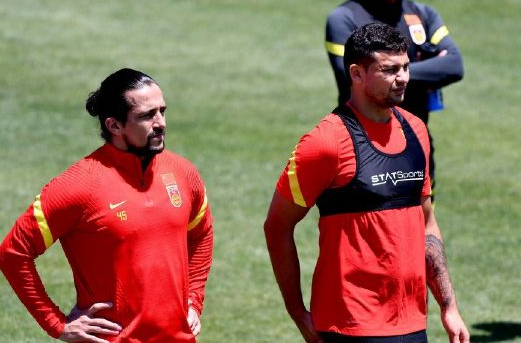 国足毫无斗志!还没越南踢日本敢拼,最后时刻站着防守,太无语