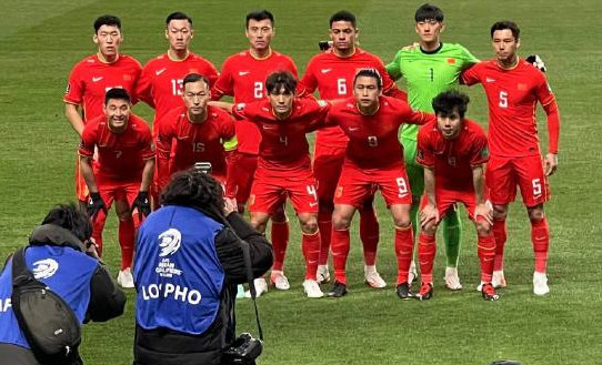 国足毫无斗志!还没越南踢日本敢拼,最后时刻站着防守,太无语