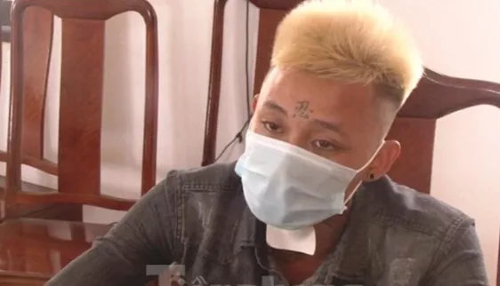 越南一男子殴打完女友后还不解气,竟泼汽油烧女友