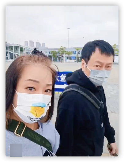 黎耀祥和妻子回港过年,别墅内景曝光引热议,曾自曝已在中山买房休闲区蓝鸢梦想 - Www.slyday.coM 黎耀祥和妻子回港过年,别墅内景曝光引热议,曾自曝已在中山买房休闲区蓝鸢梦想 - Www.slyday.coM