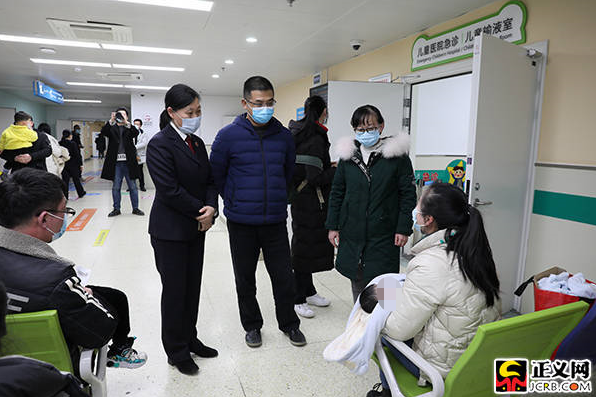 检察机关陪同民政部门工作人员前往人民医院为孩子进行体检。 
