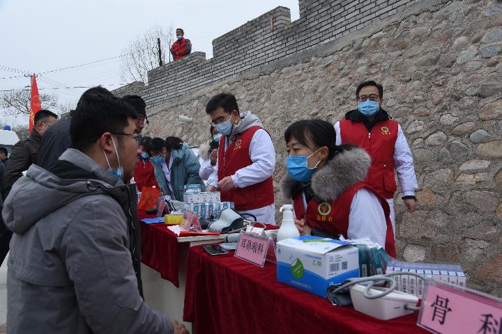  1月24日，医疗工作人员在厍弆村开展义诊工作。（新华社记者崔翰超 摄）