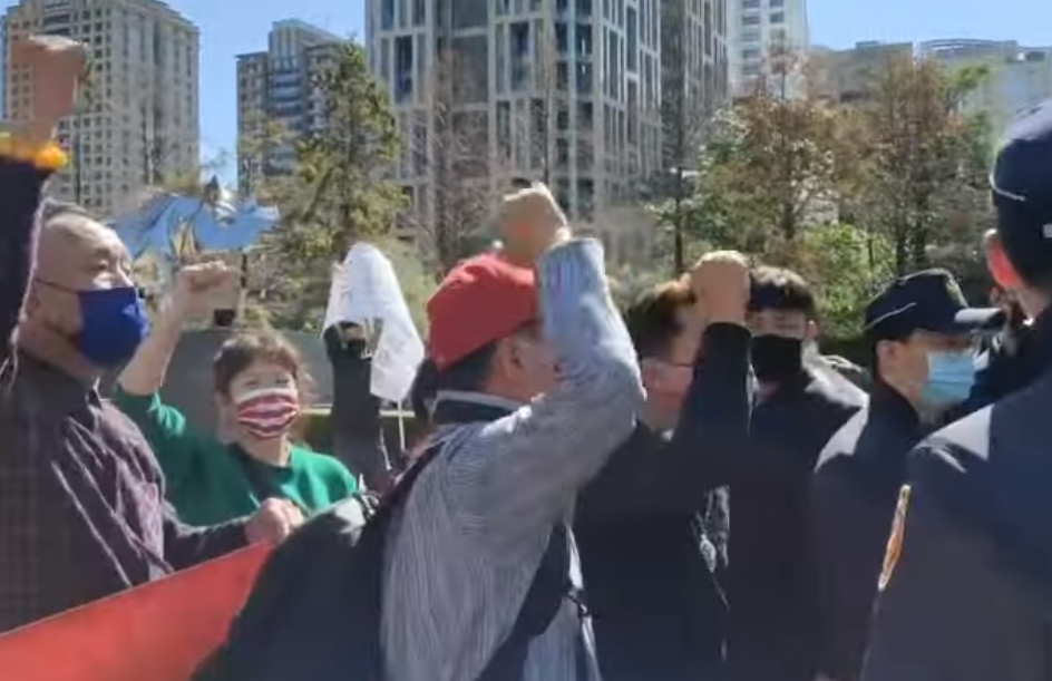 在台北街头为北京冬奥加油遇“台独”,张孟崇:台湾就是中国人的地方休闲区蓝鸢梦想 - Www.slyday.coM 在台北街头为北京冬奥加油遇“台独”,张孟崇:台湾就是中国人的地方休闲区蓝鸢梦想 - Www.slyday.coM